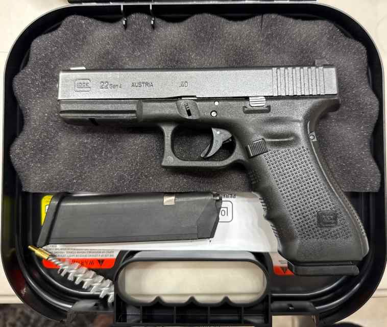 Glock 22 Gen 4 with 3 magazines 