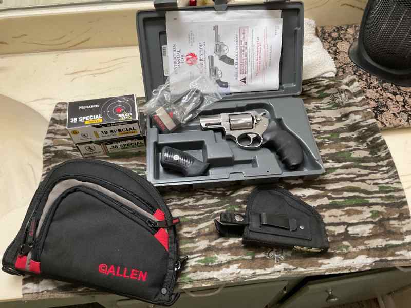 Ruger SP101 .357/38 spl/Extras